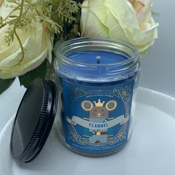 Bath & Body Works Flannel Signature Single Wick Candle - Picture 2 of 4